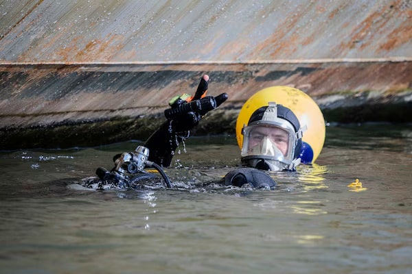 Precision Under Pressure – U.S. Navy Divers Showcase Expertise